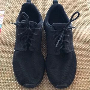 Black Nike Roshe